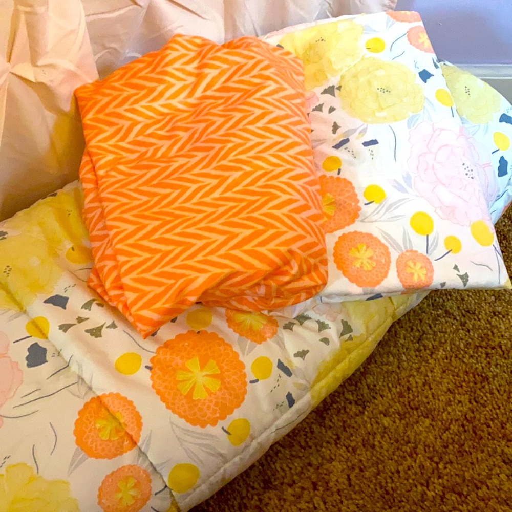 Floral Crib bedding set! EXCELLENT CONDITION